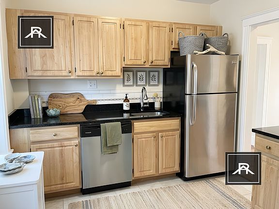 3rd image of 205-207 Winthrop Rd #3
