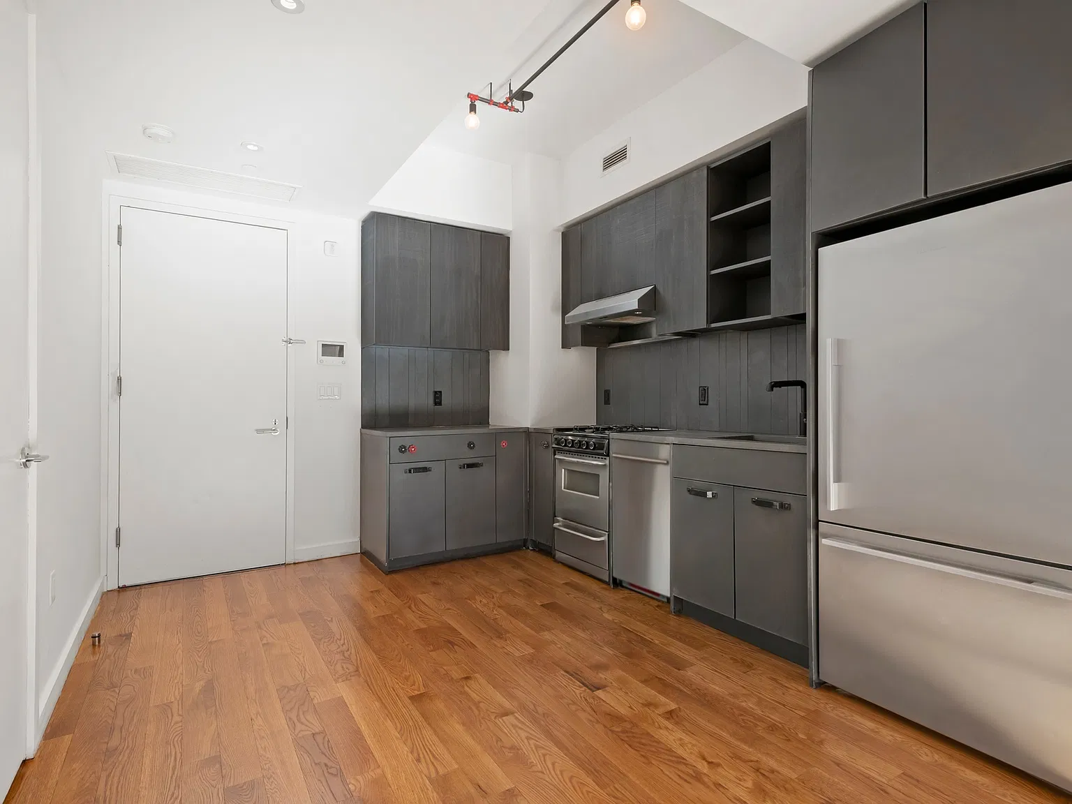 54 Noll Street — Photo 4