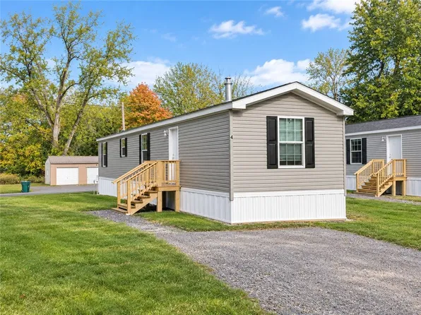 4 Melbar Dr, Farmington, NY 14425