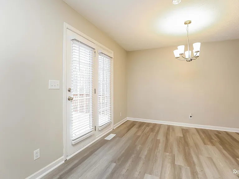 983 Hunters Ln — Photo 7