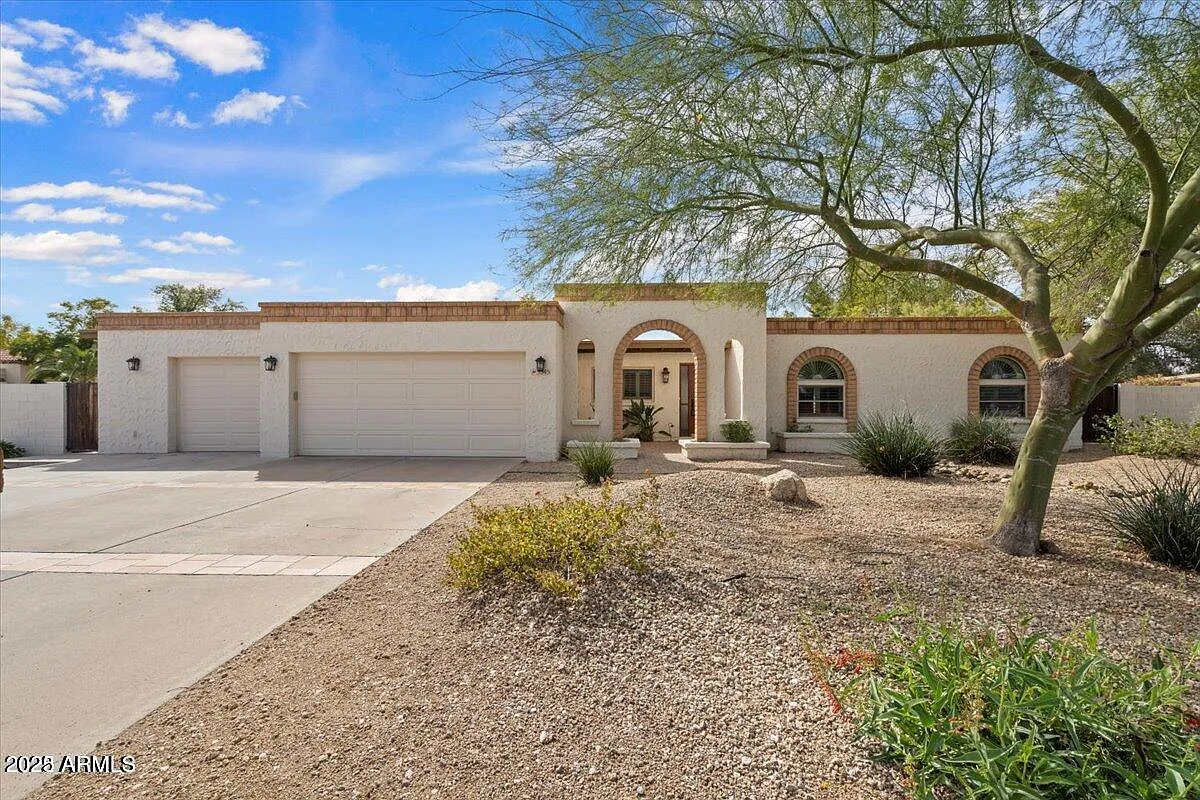 4 bed, 2.5 bath, 2340 sqft, $4,100 — Photo 1