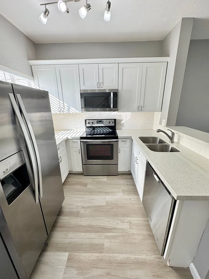 Beautifully Upgraded Chandler Townhouse! New HVAC system — Photo 2