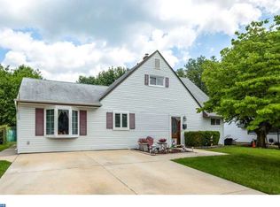 10 Hawthorne Ln, Levittown, PA