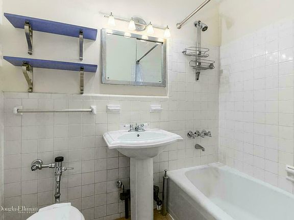5th image of 400 E 17th St APT 702