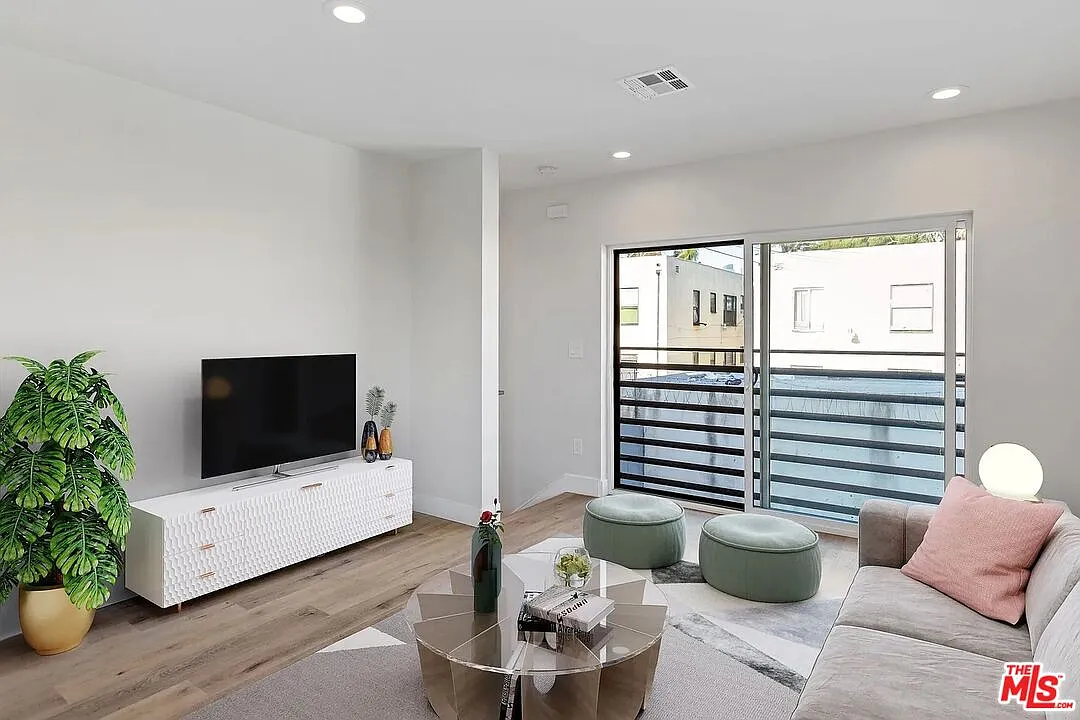 3 bed, 3.5 bath, 1450 sqft, $3,587 — Photo 4