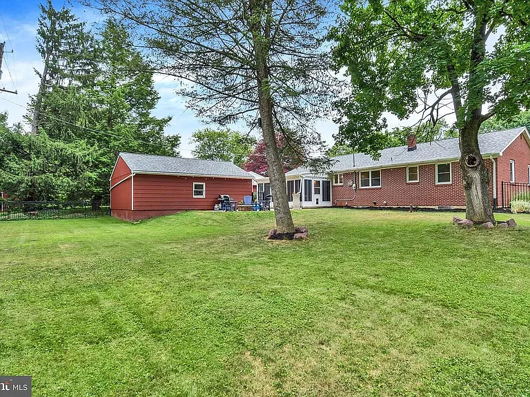 225 E Glenn Rd — Photo 3