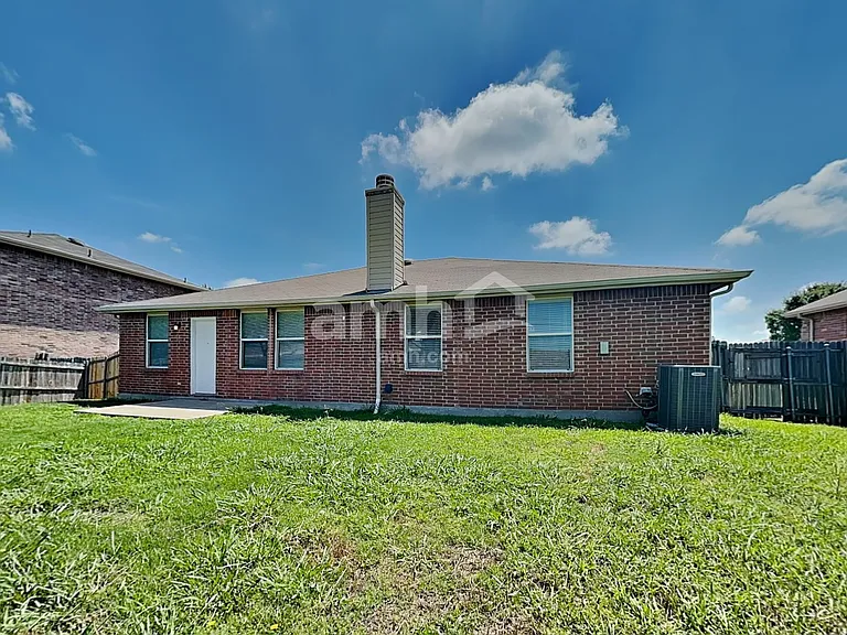 1421 Englewood Dr — Photo 18