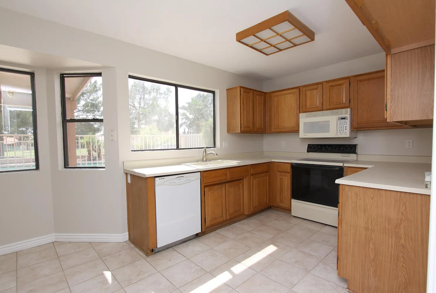 4 bed, 2.5 bath, 1804 sqft, $2,450 — Photo 3