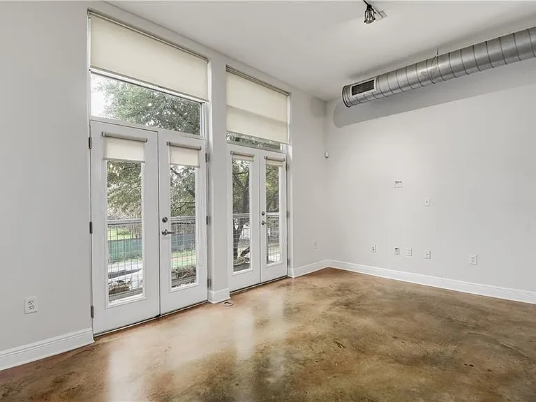 1601 E Cesar Chavez St #102 — Photo 15