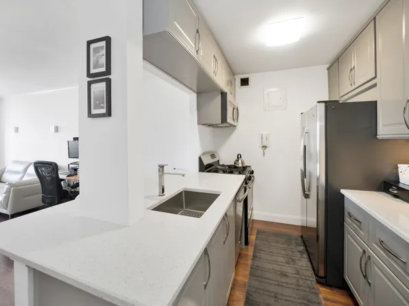 400 East 54th Street image 3 of 11