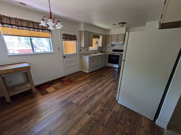 4th image of 10 Douglas Ln