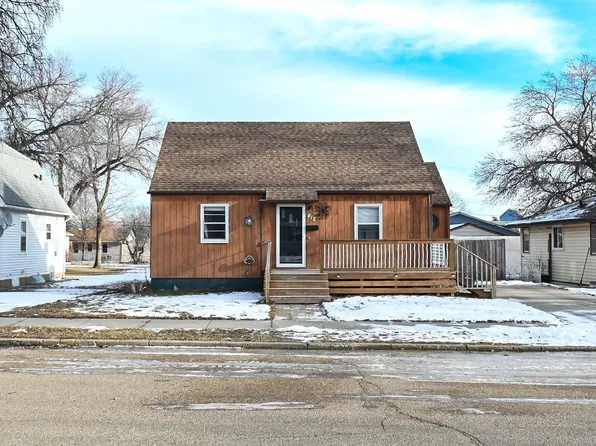 412 22nd St NW, Minot, ND 58703