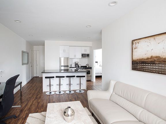 3rd image of 150 W 51st St APT 907