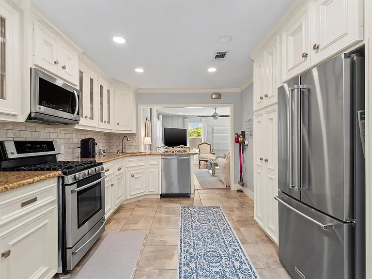 2023 Woodcrest Dr — Photo 10