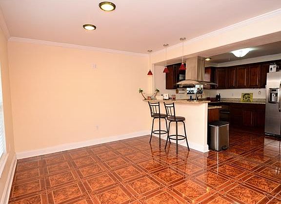 4th image of 5853 Macarthur Blvd