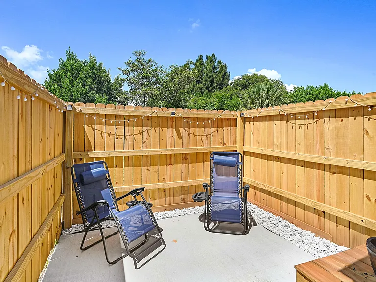 1704 Oak St — Photo 14