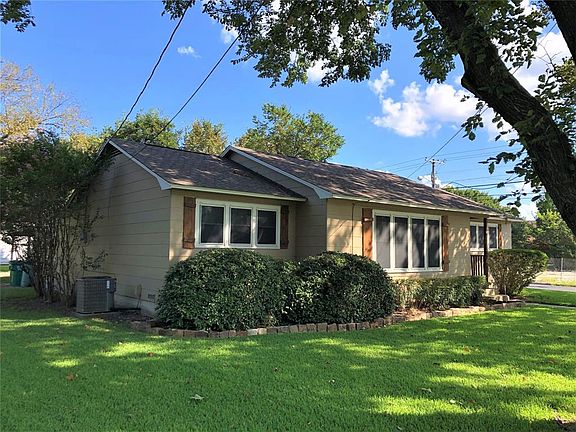 5th image of 1102 Hillcrest Blvd