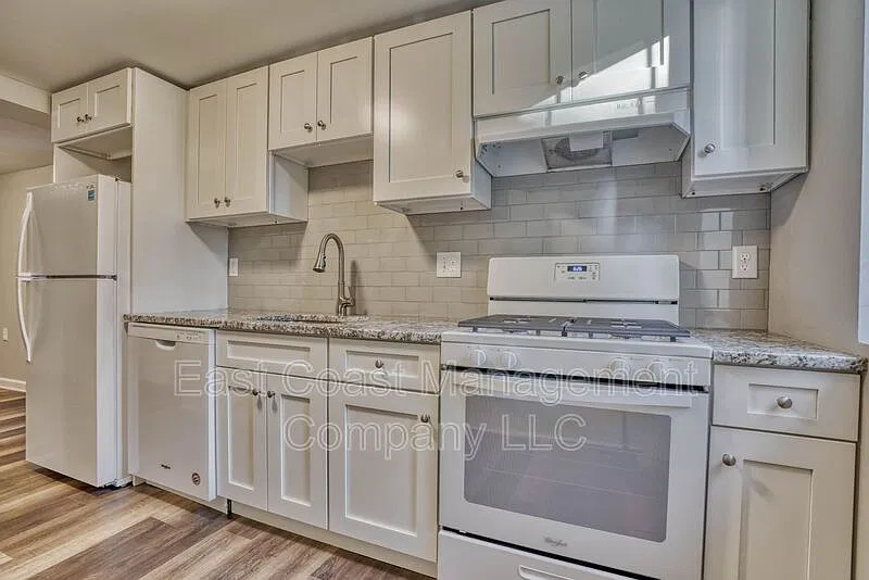2 bed, 1.0 bath, 880 sqft, $1,195 — Photo 2