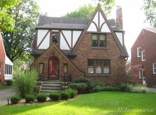 355 Hillcrest Ave, Grosse Pointe Farms, MI 48236