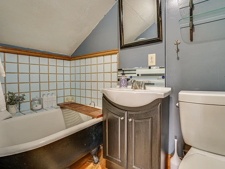 192 Charles Ave — Photo 22