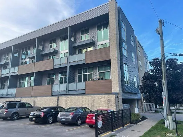 614 S Troy St #205 — Photo 33