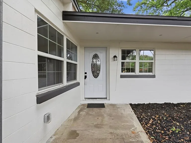 2817 Touraine Ave — Photo 2