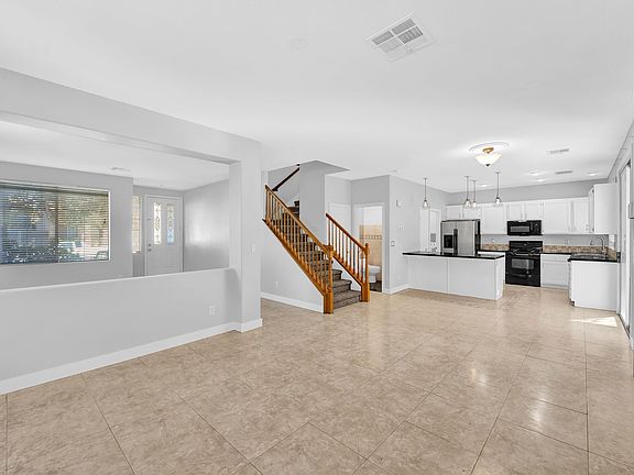 5th image of 1009 Black Olive St