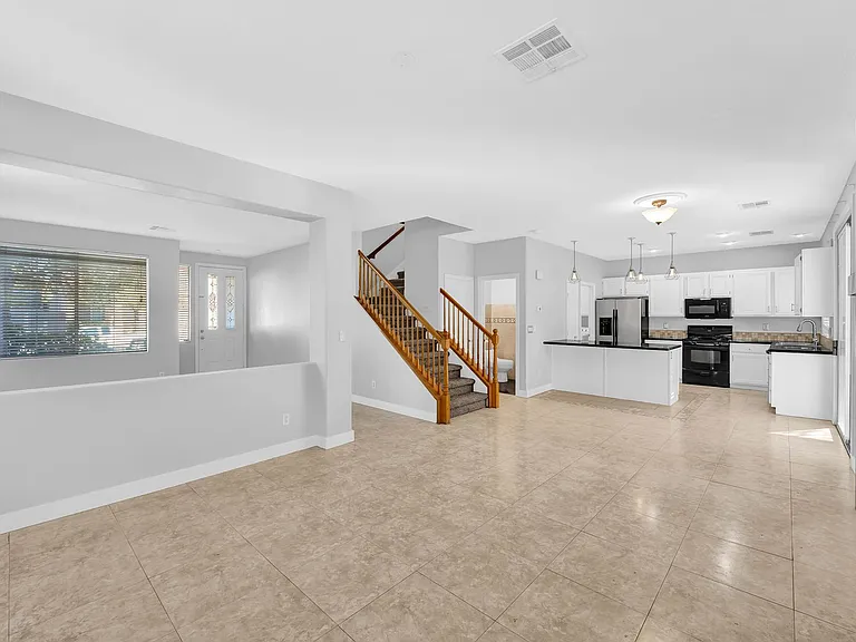 1009 Black Olive St — Photo 5