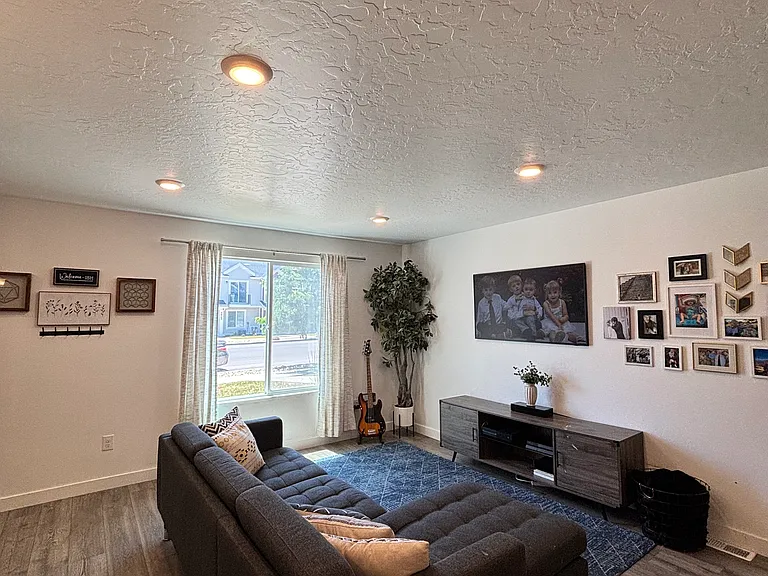 3953 W Cool Spring Ave — Photo 4