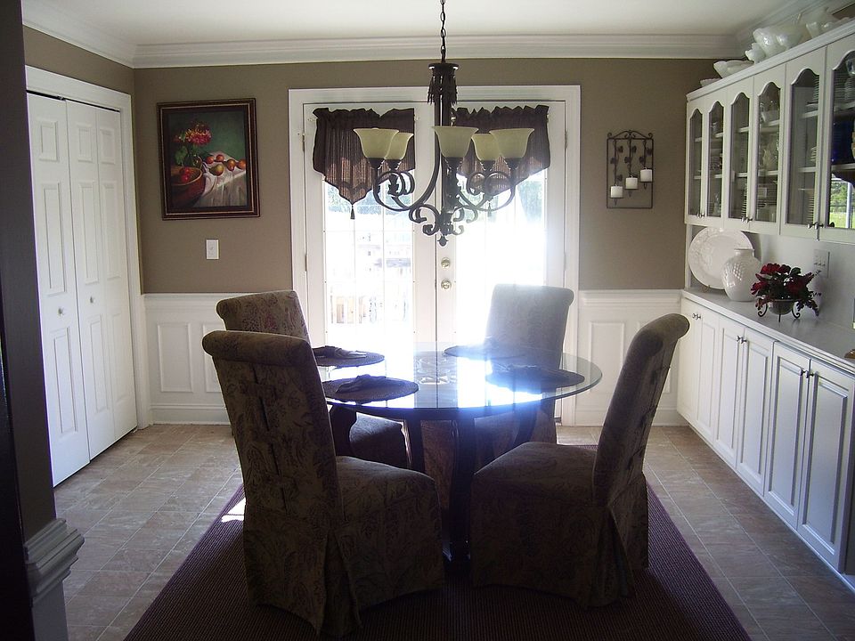 eat-in kitchen area