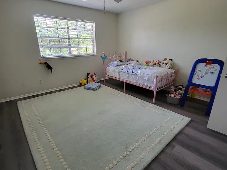 Guest bedroom rental: with furniture or empty.