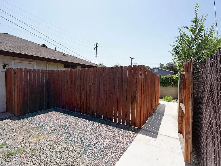 8303 California Ave — Photo 10