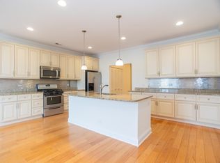 2352 W Byron St UNIT 204, Chicago, IL 60618