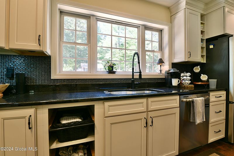 5th image of 33 Oak View Drive
