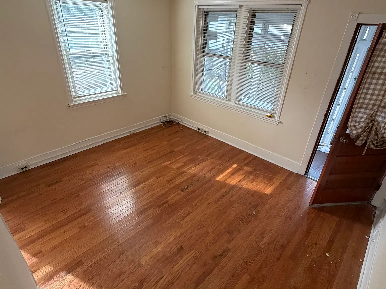 3 bed, 988 sqft, $2,100 — Photo 2