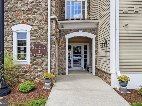 421 Creekside Dr, Brookhaven, PA 19015