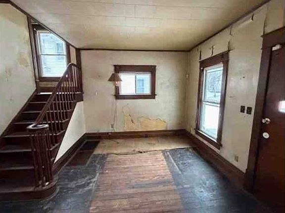 3rd image of 1083 Laird St