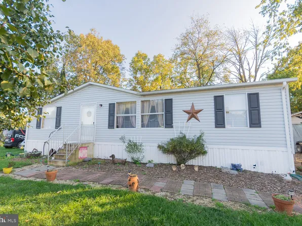 52 Commonwealth Ave, Bunker Hill, WV 25413