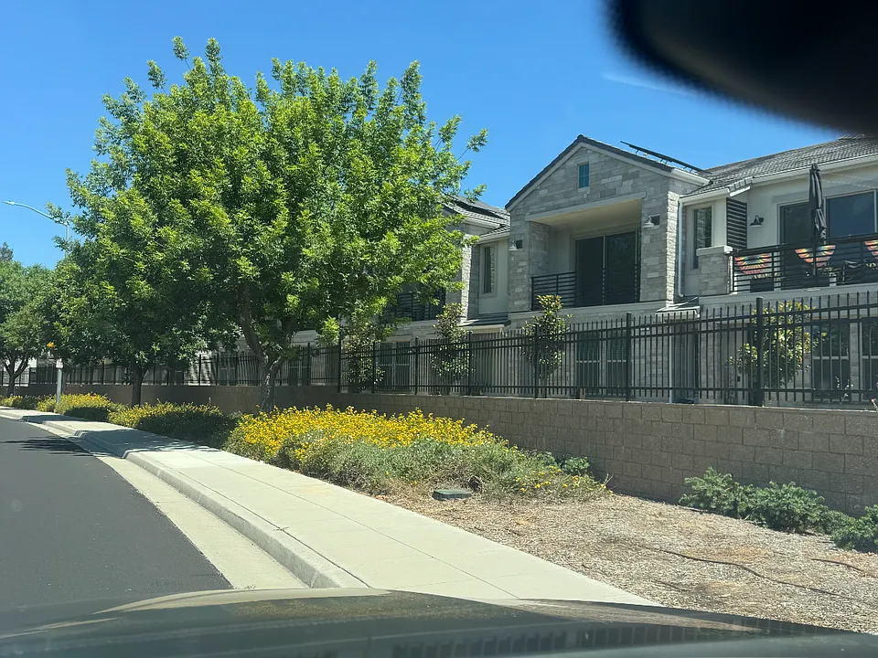 602 W Mahogany Ln