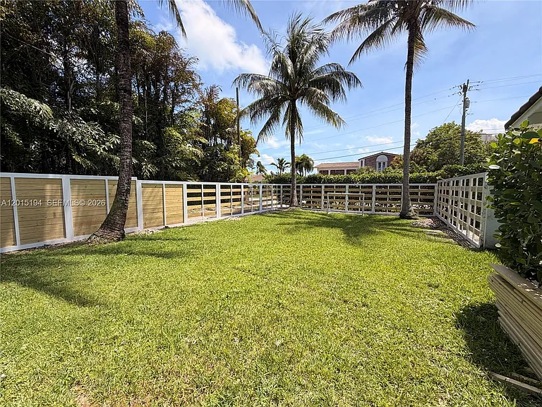 11445 N Bayshore Dr — Photo 31
