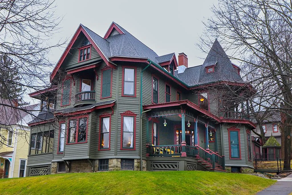 176 Cedar St photo 1