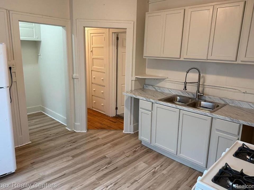 12144 Washburn St, photo 2