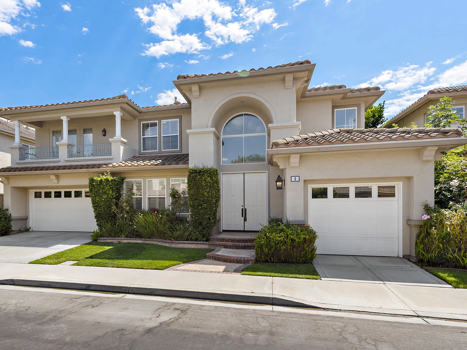 5 bed, 2727 sqft, $6,795 — Photo 2