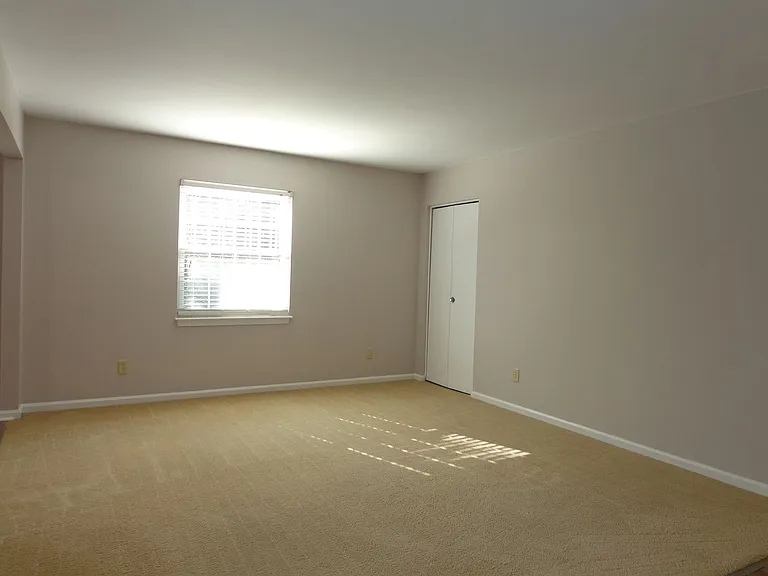 Yorktown Village Apartments — Photo 8