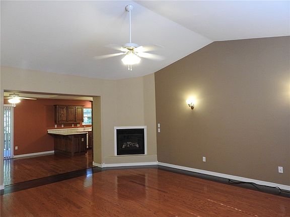 4th image of 8 Buxton Ln