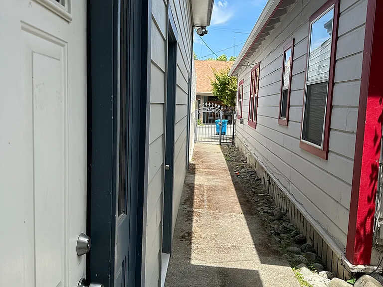 442 Maple Ln — Photo 3
