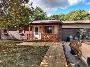 8 Nassau Dr, Maryville, IL