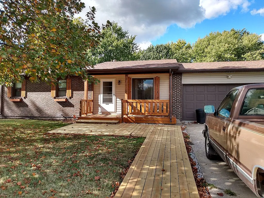 8 Nassau Dr photo 1