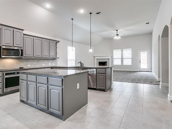 3rd image of 105 Laurel Oak Dr