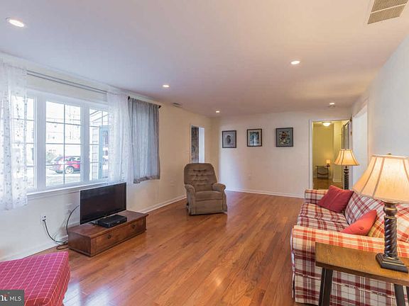 4th image of 5 Oak Hill Cir